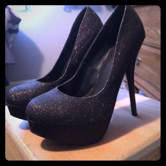 Black pumps