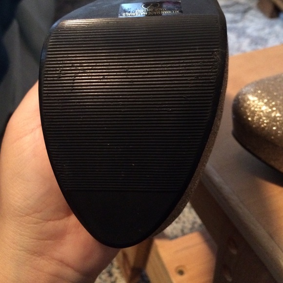 Gold pumps - Picture 3 of 3