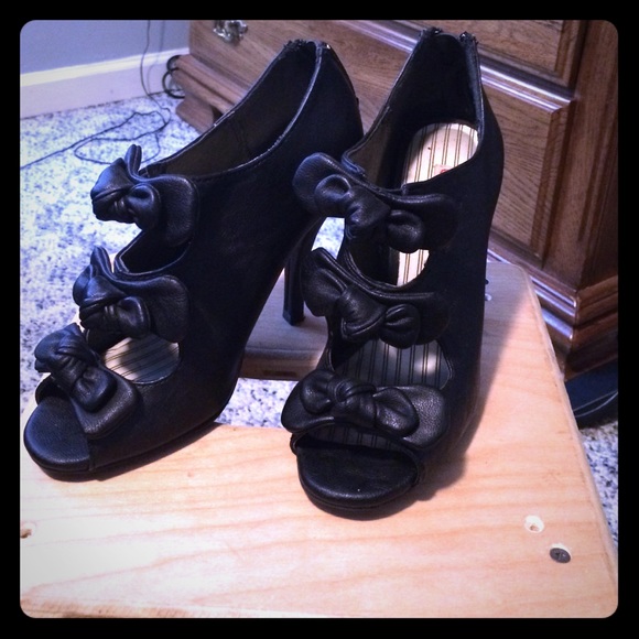 Black cutout heels with bow