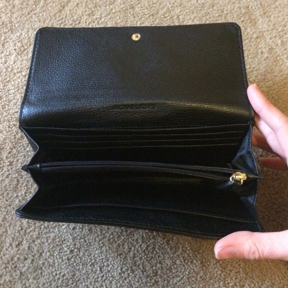 RESERVED!Black Michael Kors Fulton Carryall Wallet - Picture 2 of 4