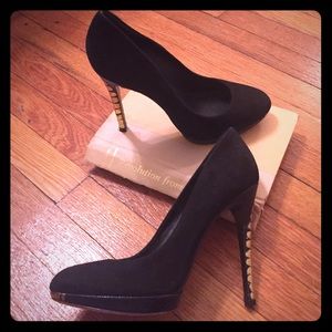 B by Brian Atwood 5.5 in black suede pumps