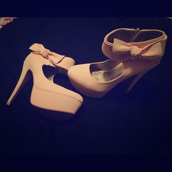 Charlotte Russe light pink heals size 6