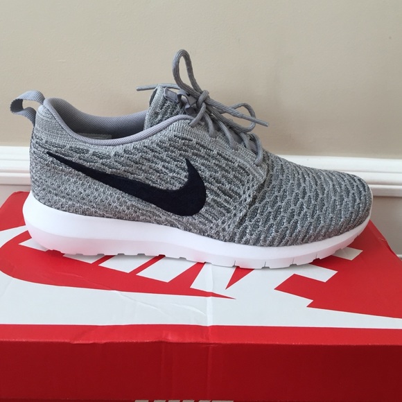 ❌SOLD❌ Nike flyknit roshe run - Picture 2 of 4