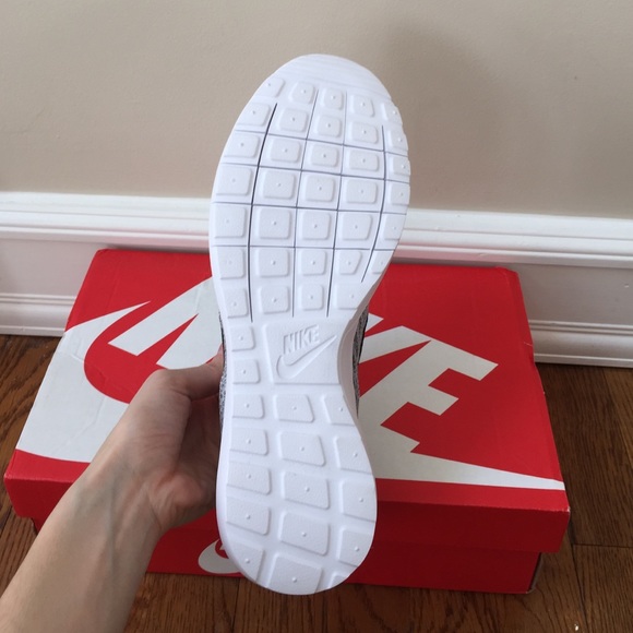 ❌SOLD❌ Nike flyknit roshe run - Picture 3 of 4