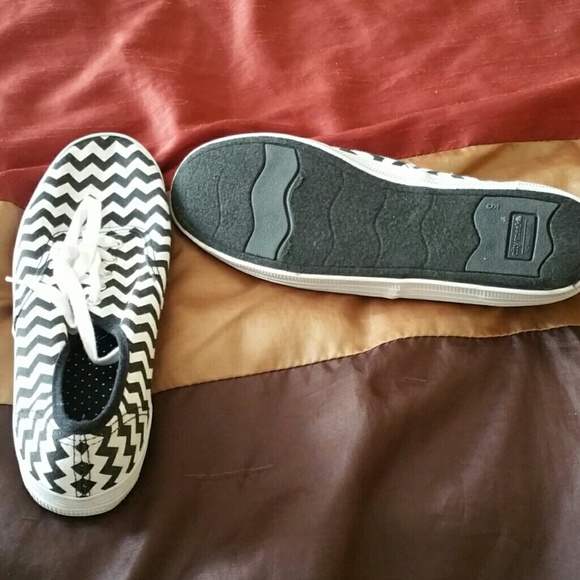 Black n white sneakers