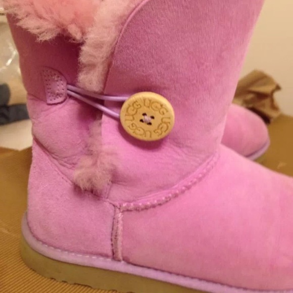 UGG BAILEY BUTTON SIZE 9. PINK!