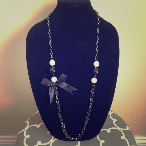 Jewelry - Gorgeous B/W Bow Necklace