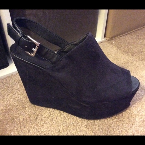 Black platform shoe