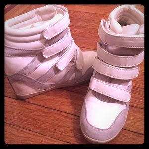 White heeled sneakers with 4 Velcro straps