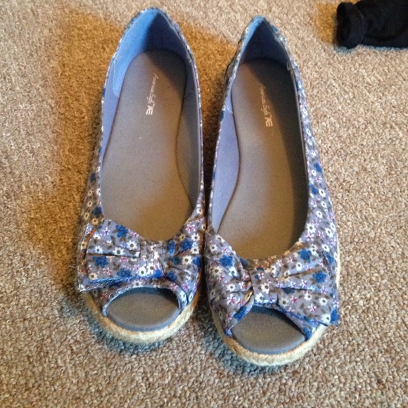 Peep toe floral flats