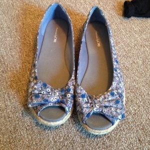 Peep toe floral flats