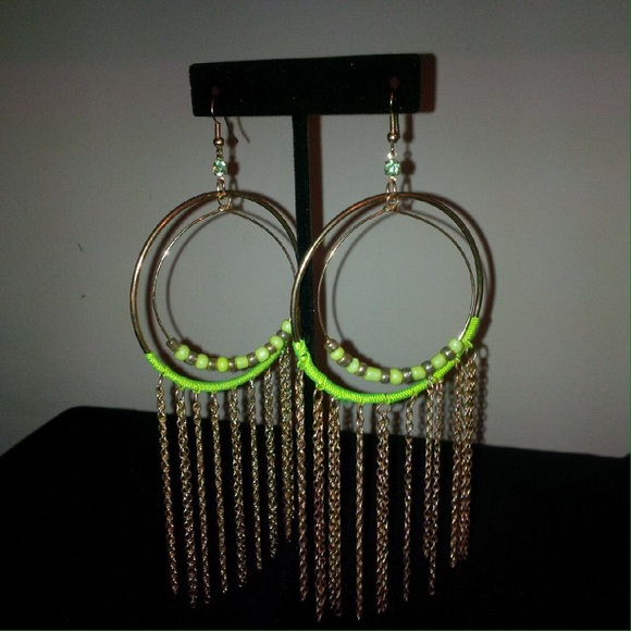 🌺🆕GORGEOUS GUESS EARRING🆕🌺