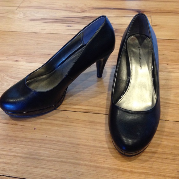 Black kitten heels