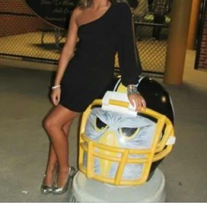 Small dress with one sleeve.