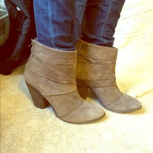 Steve Madden Arrena taupe ankle boot size 11