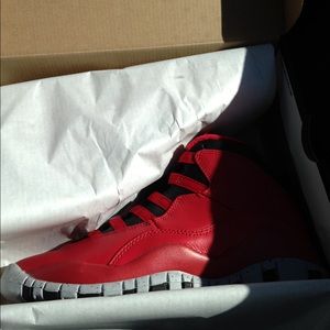 Bulls over broadway retro 10s size 4y