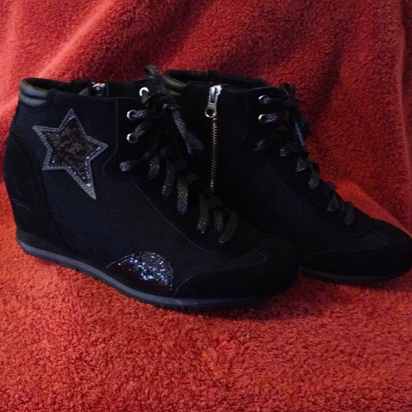 Cute black Skechers sneaker wedges 😍