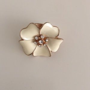 Gorgeous cream and gold flower ring.