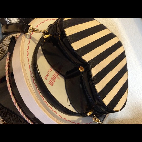 Authentic RARE MOSCHINO Heart Bag Purse - Picture 2 of 4