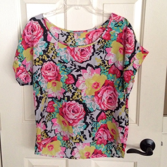 Short sleeve flower top