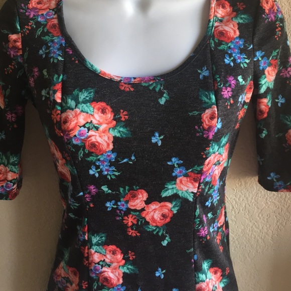 💙Kirra Floral Ponte Zipper Back Top size S💙 - Picture 2 of 4