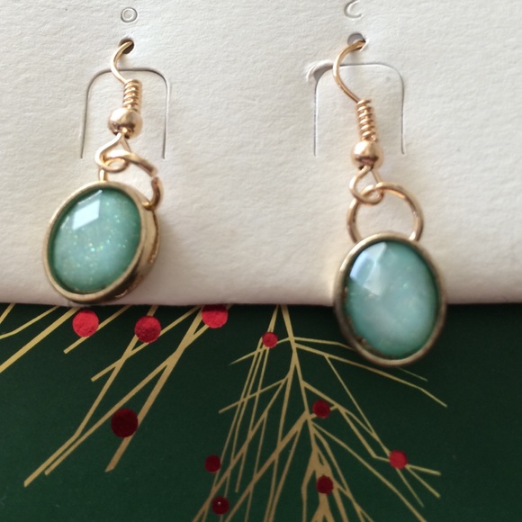 Gold and mint green bib necklace & earring set - Picture 3 of 6