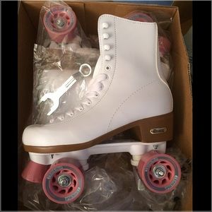 Never worn! Women's roller skates.Size7.
