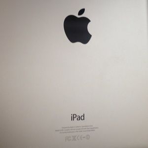 iPad like new with free keyboard/case! No chargers