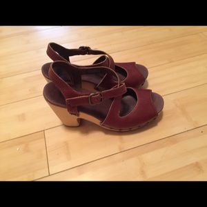 Ugg Sandals with a heel size 6.5