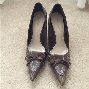 Brown leather pumps...