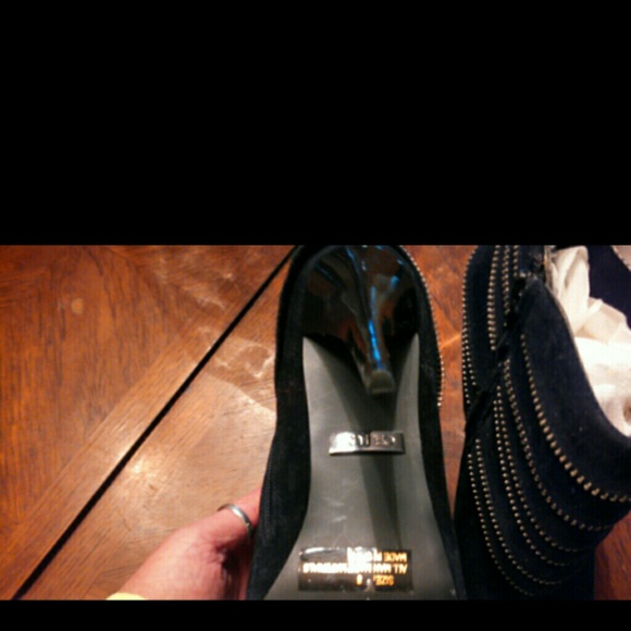 Boot's - Picture 2 of 4