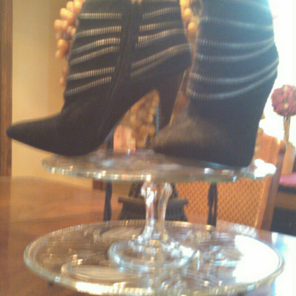 Boot's - Picture 4 of 4