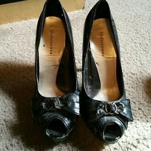 Black bow peep toe pumps