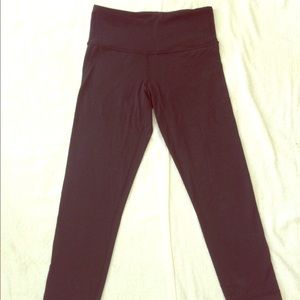 Black wunder under Lululemon crops sz2