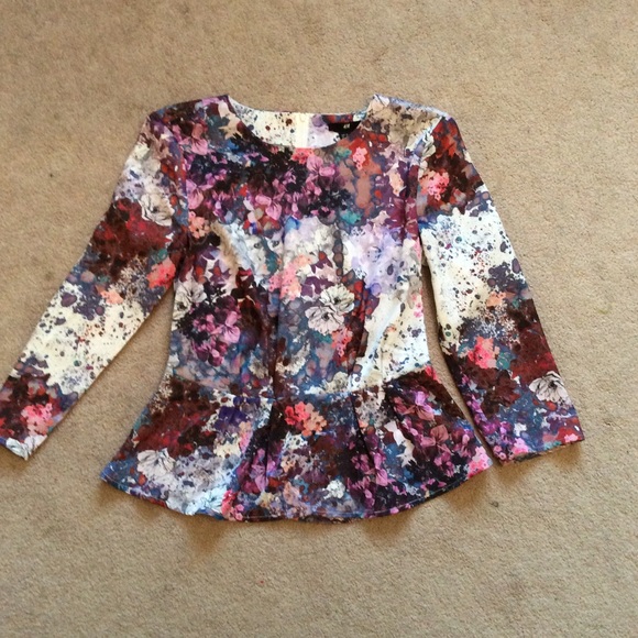 H&M Tops - Cute Silky Floral Peplum Top