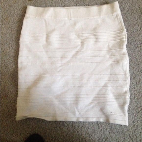 ALL ITEMS MUST GO ▪️ White pencil skirt