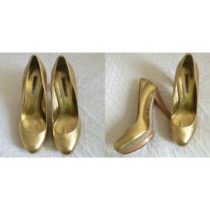 Charles David Gold pumps