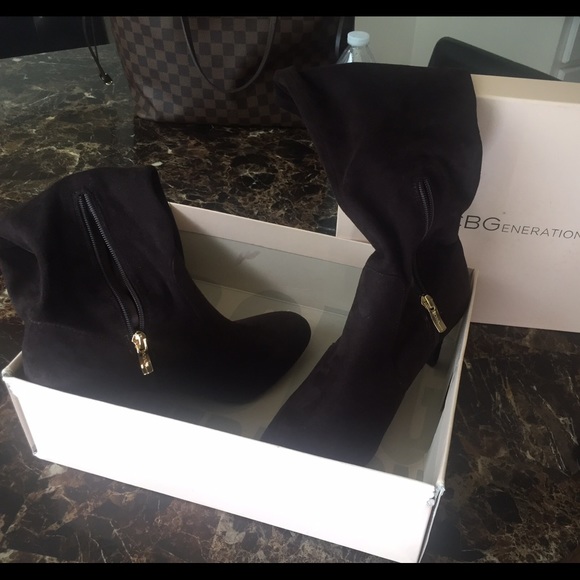 Gorgeous BCBG boots! Brown Suede! 💋