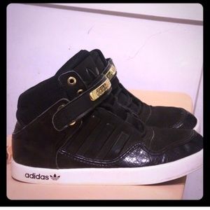 SOLD DO NOT BUY Black and gold adidas shoes