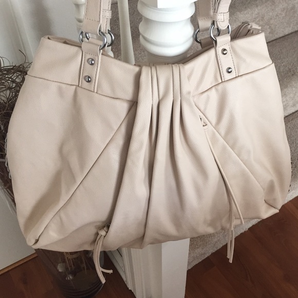 Nice cream purse. Worn 4-5 times. Very stylish!
