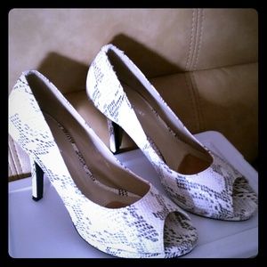 Black and white lizard pattern peep toes pumps