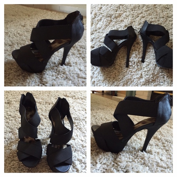 Black straps pumps