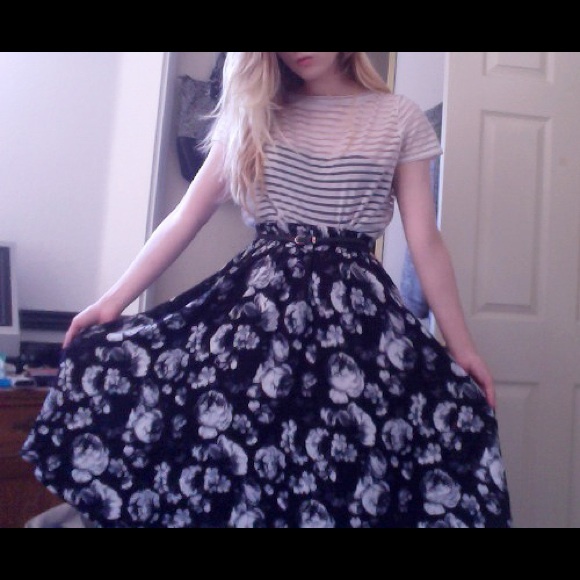 Topshop Dresses & Skirts - 🌸SOLD🌸 Topshop floral skirt