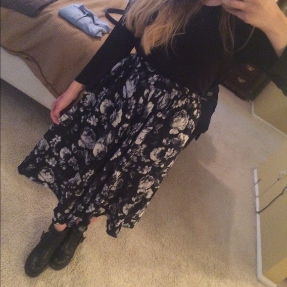 🌸SOLD🌸 Topshop floral skirt - Picture 2 of 3