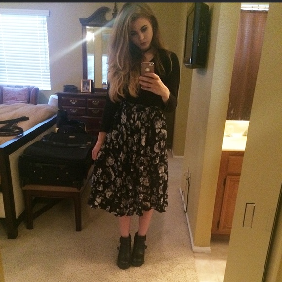 🌸SOLD🌸 Topshop floral skirt - Picture 3 of 3