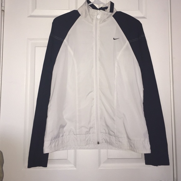Nike windbreaker fits M or L