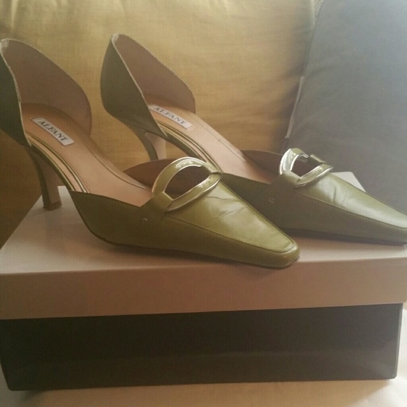 Celery green pumps