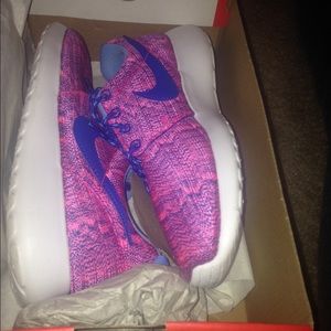 Nike roshe Run size 6 (women)