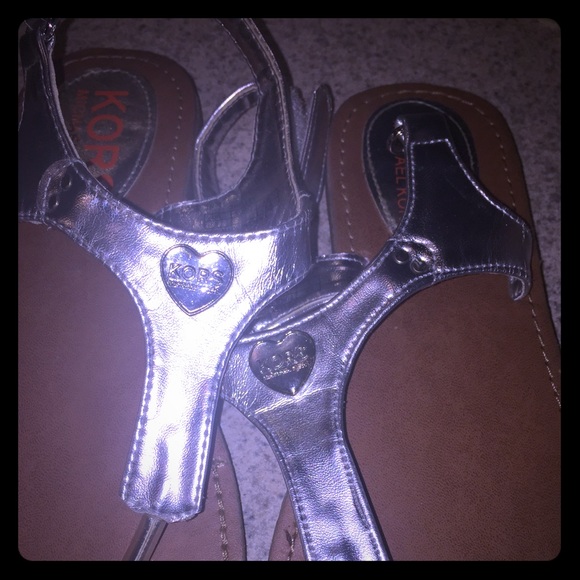 Michael kors flip flops