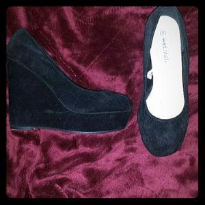 Black wedges